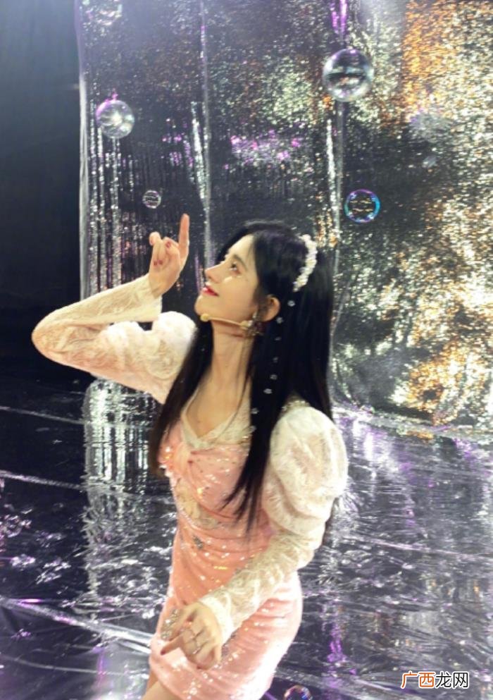 鞠婧祎原相机，鞠婧祎在高铁站被粉丝用原相机拍照