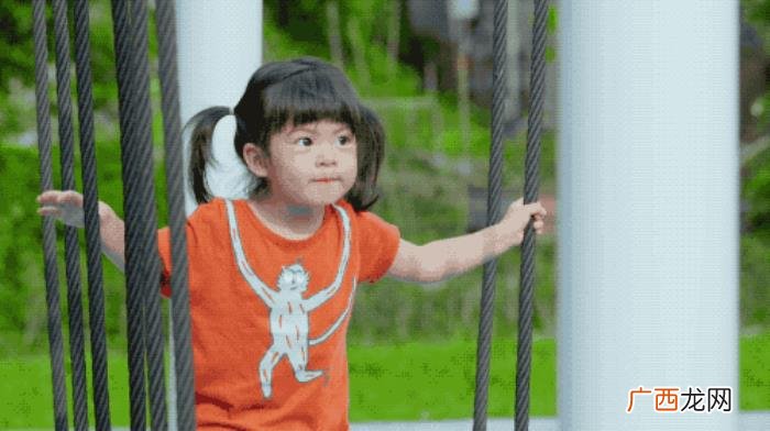 咘咘波妞萌照，2岁波妞头扎双马尾和姐姐咘咘荡秋千