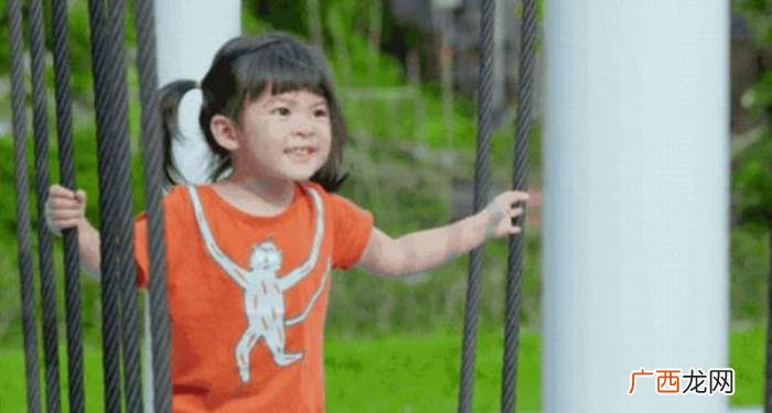 咘咘波妞萌照，2岁波妞头扎双马尾和姐姐咘咘荡秋千