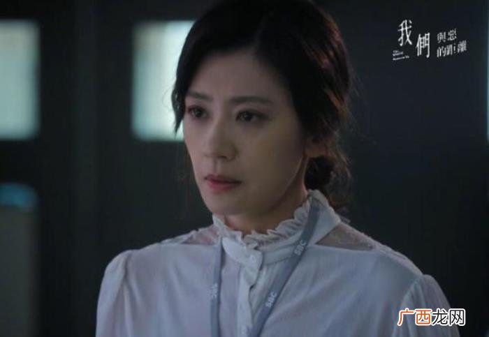 咘咘波妞萌照，2岁波妞头扎双马尾和姐姐咘咘荡秋千