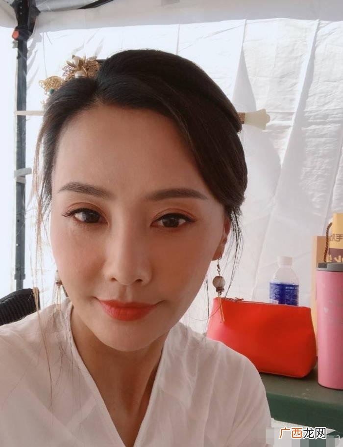 马雅舒生活照，马雅舒晒生活照与儿女紧紧依偎太有爱