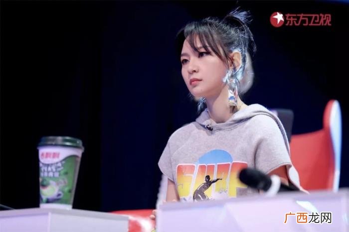 邓紫棋周笔畅，周笔畅用歌声点评邓紫棋赞铭亮弹唱最佳