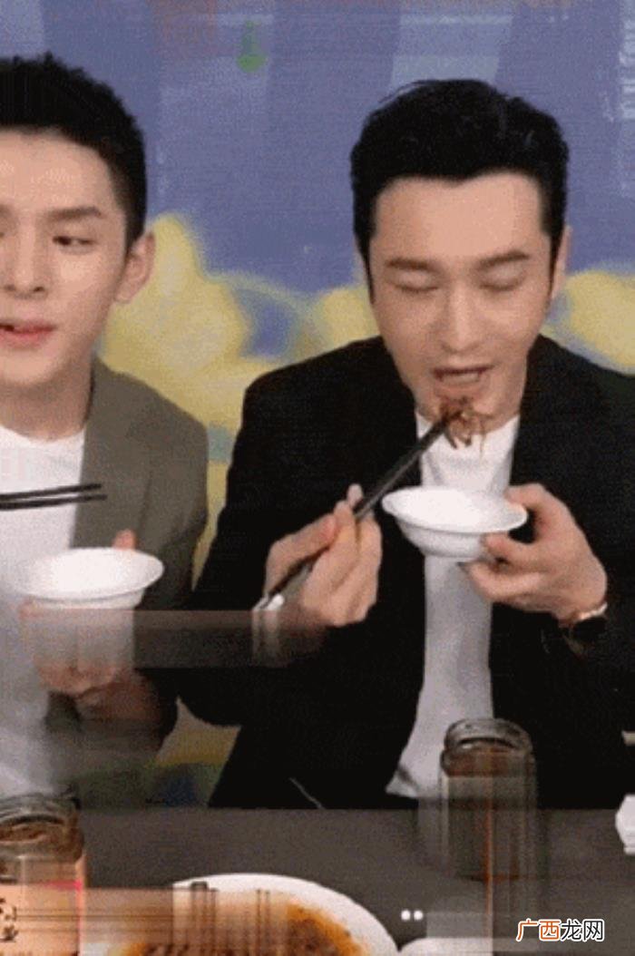 黄晓明李佳琦，黄晓明直播误以为把身旁李佳琦挤出画