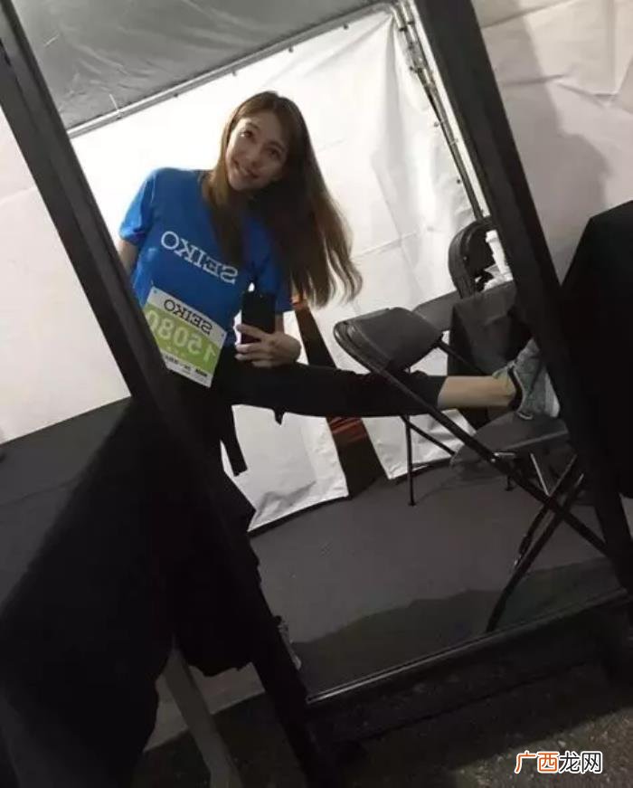 王力宏腹肌图片，跑男王力宏半裸晒腹肌