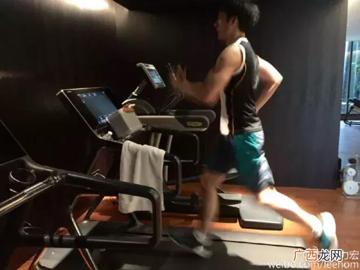王力宏腹肌图片，跑男王力宏半裸晒腹肌