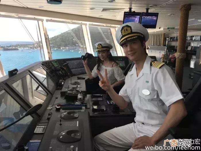 王力宏腹肌图片，跑男王力宏半裸晒腹肌