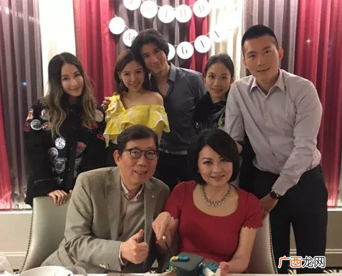 王力宏腹肌图片，跑男王力宏半裸晒腹肌