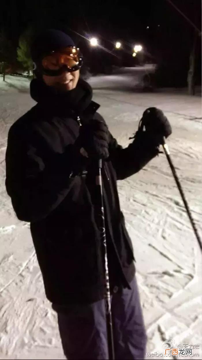 王力宏腹肌图片，跑男王力宏半裸晒腹肌