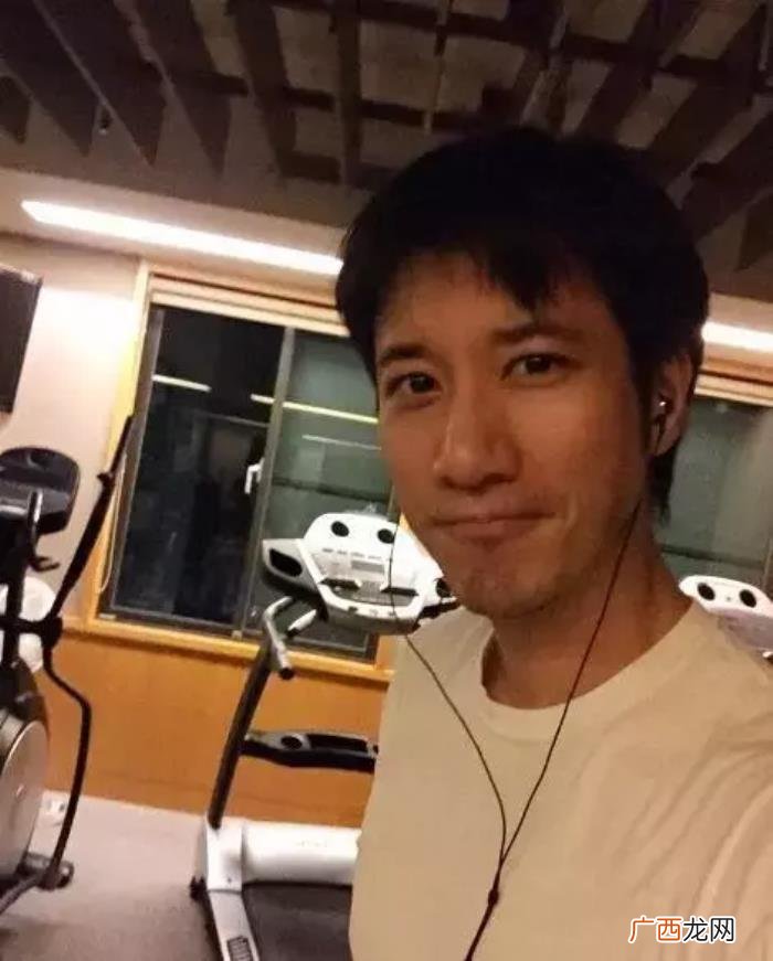 王力宏腹肌图片，跑男王力宏半裸晒腹肌