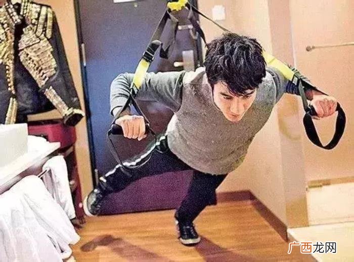 王力宏腹肌图片，跑男王力宏半裸晒腹肌