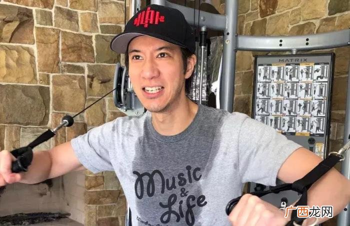 王力宏腹肌图片，跑男王力宏半裸晒腹肌