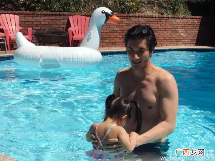 王力宏腹肌图片，跑男王力宏半裸晒腹肌
