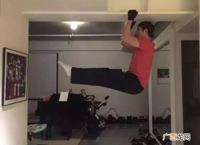 王力宏腹肌图片，跑男王力宏半裸晒腹肌