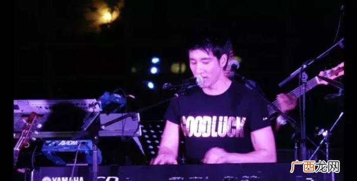 王力宏腹肌图片，跑男王力宏半裸晒腹肌