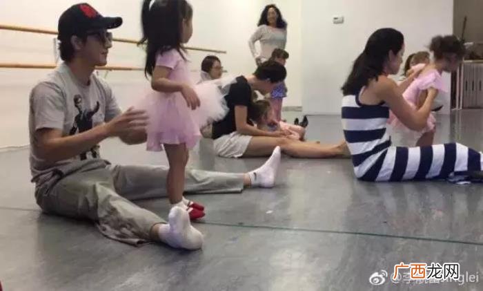 王力宏腹肌图片，跑男王力宏半裸晒腹肌