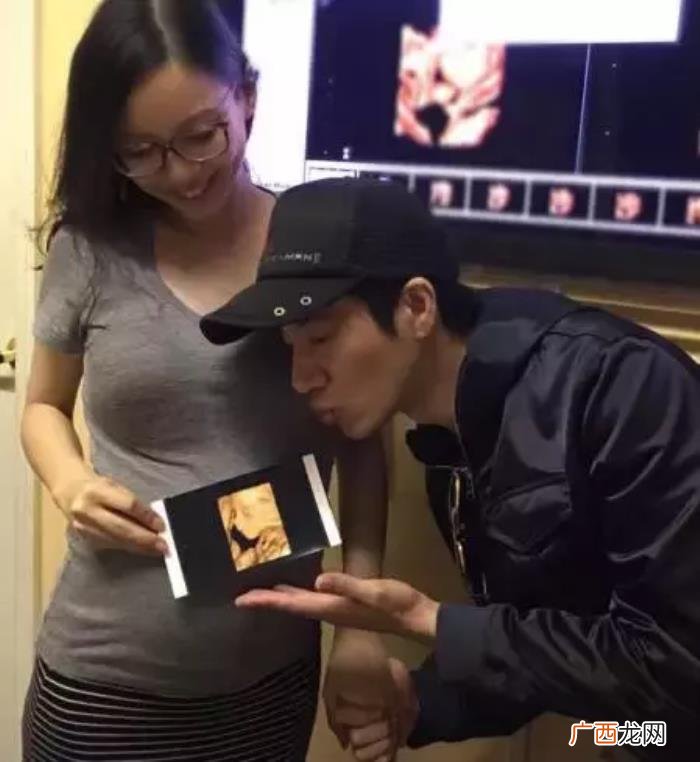 王力宏腹肌图片，跑男王力宏半裸晒腹肌