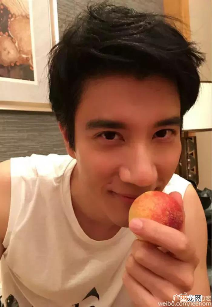 王力宏腹肌图片，跑男王力宏半裸晒腹肌