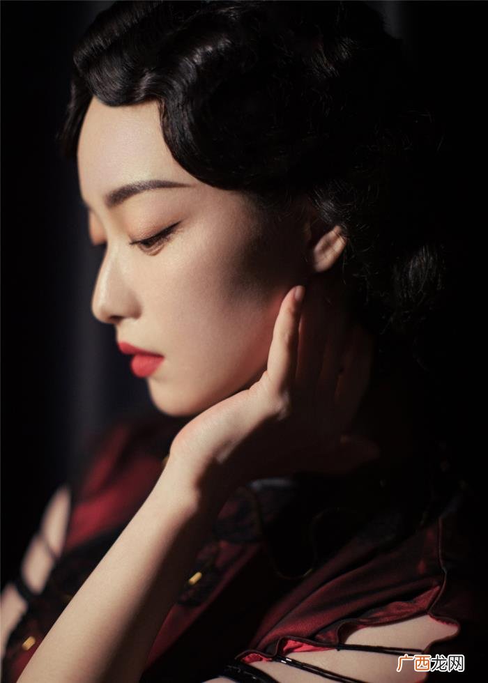 倪妮旗袍走路，31岁倪妮穿旗袍高调现身话剧首秀