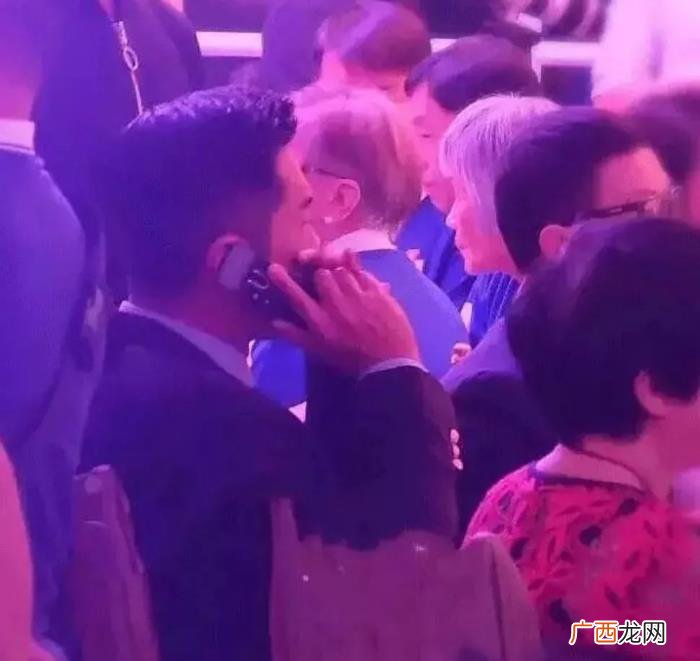 王力宏穿破洞袜子，王力宏穿破洞袜子录节目