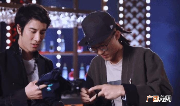 王力宏穿破洞袜子，王力宏穿破洞袜子录节目