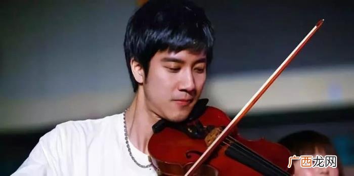 王力宏穿破洞袜子，王力宏穿破洞袜子录节目