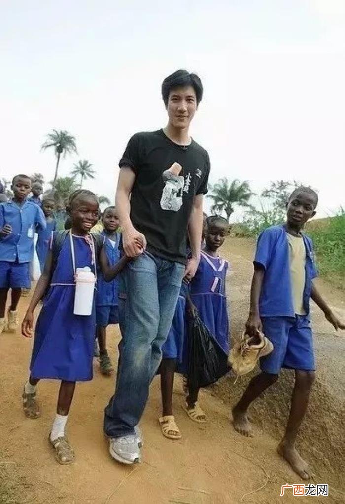 王力宏穿破洞袜子，王力宏穿破洞袜子录节目