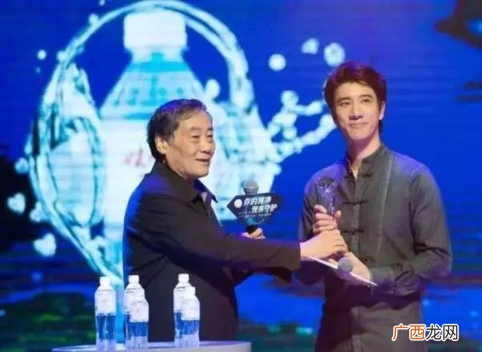 王力宏穿破洞袜子，王力宏穿破洞袜子录节目
