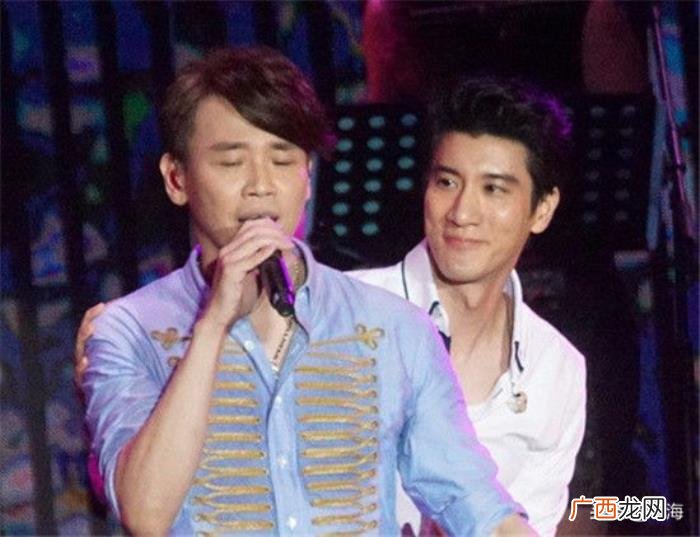 王力宏袜子是真的吗，王力宏袜子破了依然还穿着