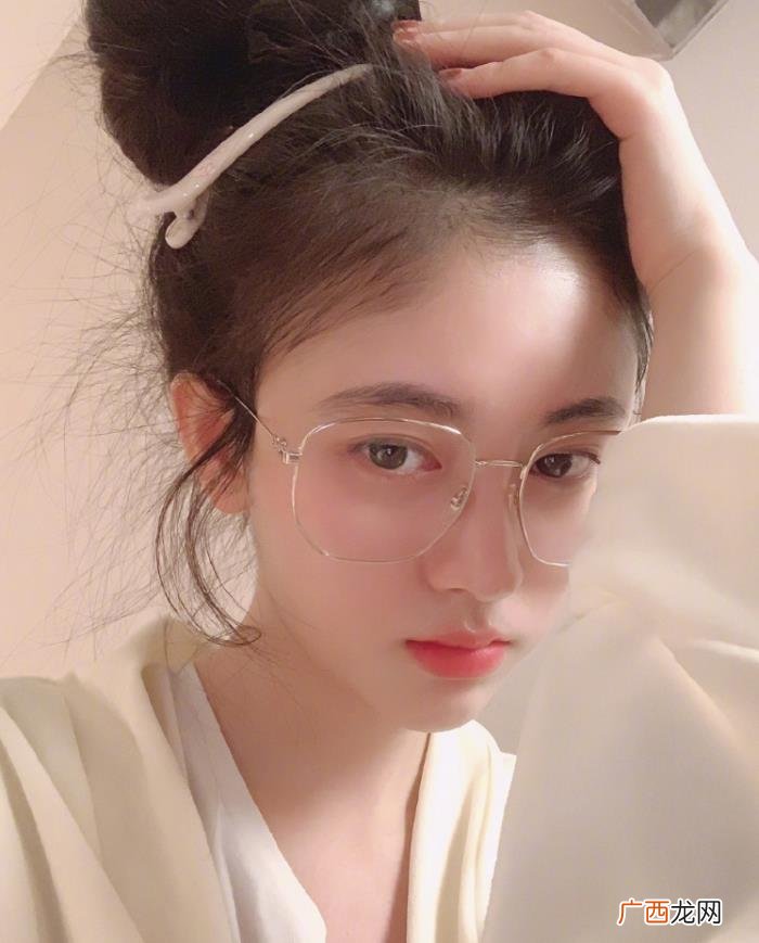 鞠婧祎好多岁,26岁鞠婧祎晒照回应垫肩和身高争议