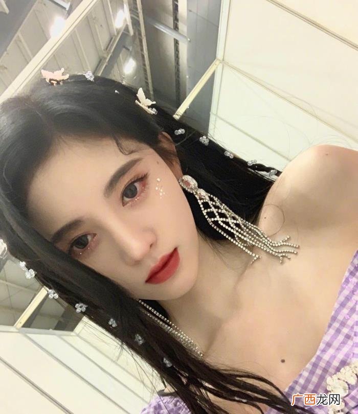 鞠婧祎好多岁,26岁鞠婧祎晒照回应垫肩和身高争议