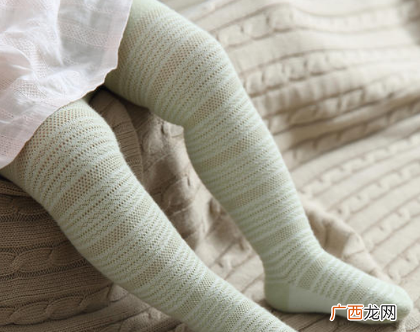 新生儿小腿弯曲正常吗 新生儿小腿弯曲是怎么回事