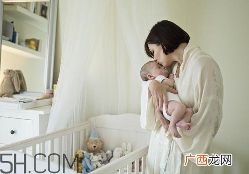 宝宝出生30天能看多远 宝宝视力发育过程图解