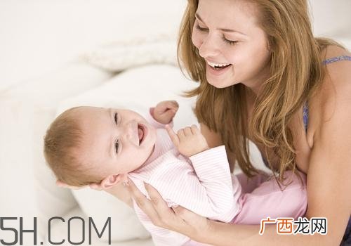 宝宝出生30天能看多远 宝宝视力发育过程图解