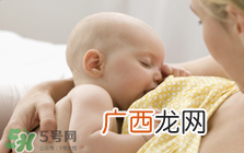 宝宝溢奶怎么办？宝宝溢奶怎么做？