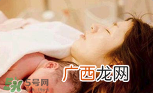 产后皮肤干燥起皮又很痒是怎么回事？生完小孩后皮肤特干怎么办？
