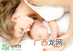 产后皮肤干燥起皮又很痒是怎么回事？生完小孩后皮肤特干怎么办？