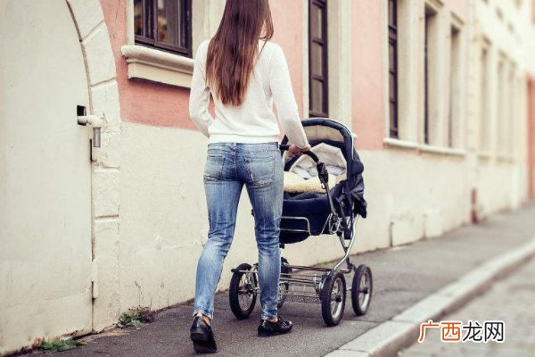婴儿推车怎么选才好 卧式婴儿车vs坐式婴儿车