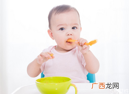 宝宝大便干燥是什么原因引起的 如何预防宝宝大便干燥