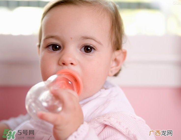 要上班了宝宝吃母乳怎么办?要上班了宝宝不吃奶瓶怎么办?
