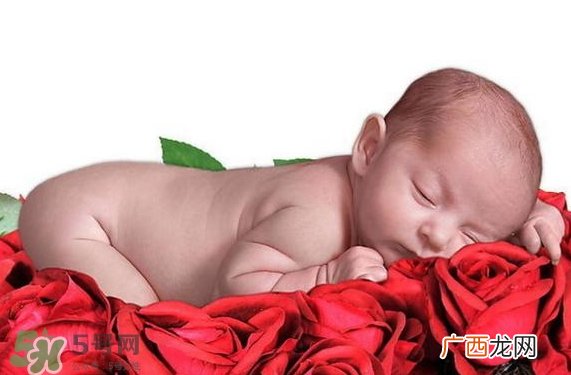 要上班了宝宝吃母乳怎么办?要上班了宝宝不吃奶瓶怎么办?