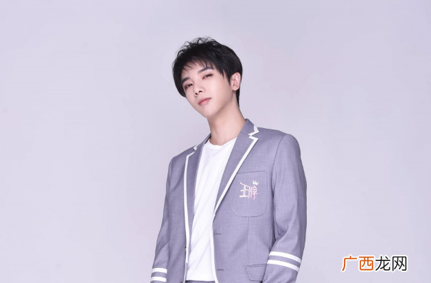 华晨宇乐队的键盘手是谁，华晨宇乐队的女键盘手