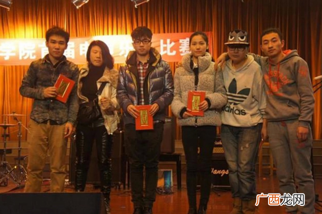 华晨宇乐队的键盘手是谁，华晨宇乐队的女键盘手