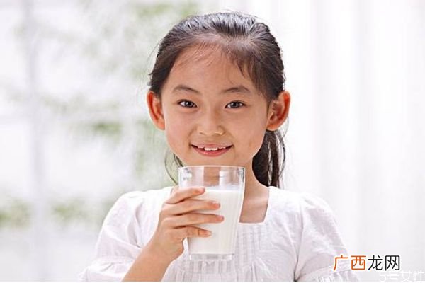 儿童喝牛奶有什么好处呢 儿童一天可以喝多少牛奶呢