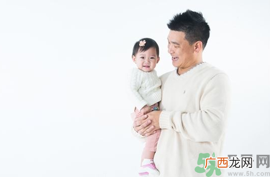 8个月宝宝可以喝蜂蜜水吗 孩子哭闹给吃糖好吗