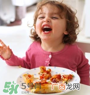 怎么培养宝宝自己吃饭？如何培养宝宝自己吃饭