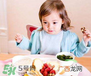 怎么培养宝宝自己吃饭？如何培养宝宝自己吃饭