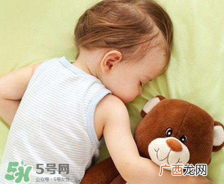 怎么样培养宝宝自己入睡？怎么样培养宝宝整夜睡觉？