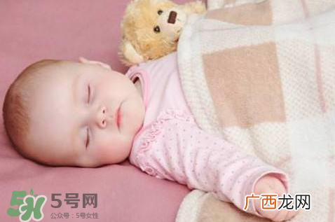 怎么样培养宝宝自己入睡？怎么样培养宝宝整夜睡觉？