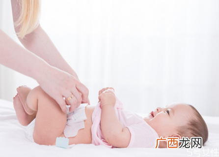 宝宝睡觉突然抖一下的原因 新生儿睡眠不足有什么影响