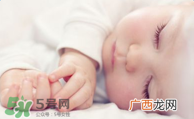 小孩开着灯睡觉好吗?宝宝睡觉开着灯对身体有危害吗?